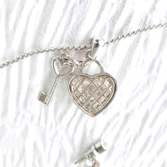 ๐๐ Vintage Key to Her Heart Silver Charm Pendant & Stud Earrings Set - Picture 6 of 9